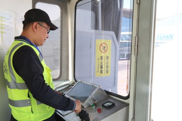 新疆機場集團舉(ju) 辦登機橋操作技能大賽-中東(dong) 空運