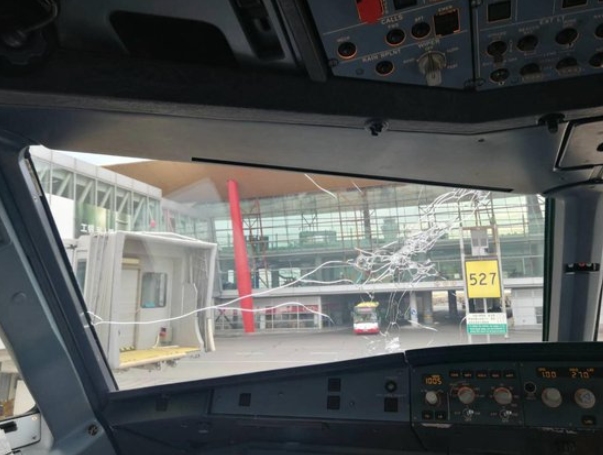 韓亞(ya) 航空一航班北京降落前遇冰雹 風擋玻璃現裂痕