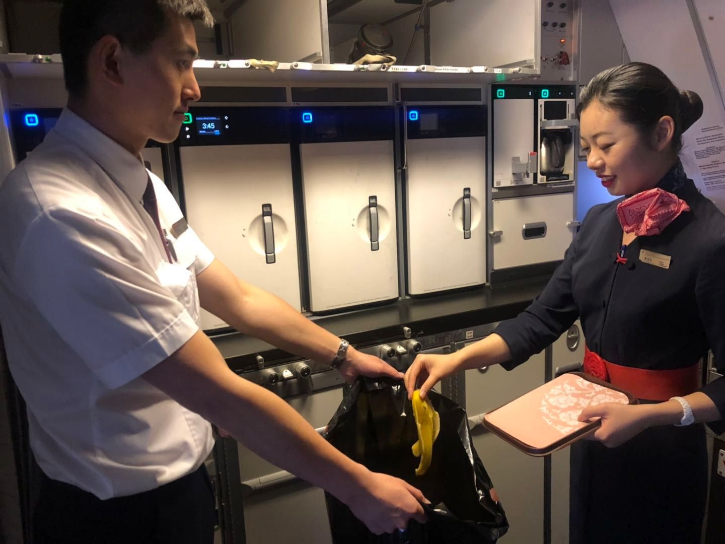 東(dong) 航回應“機艙內(nei) 垃圾分類”：僅(jin) 限回程抵滬航段