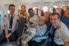 英國95歲老太第一次坐飛機 夢想成真心滿意足-深圳空運公司