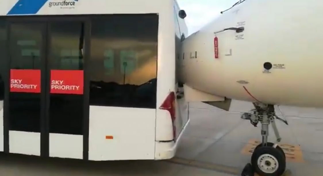 圖集|西班牙機場擺渡車與(yu) Air Nostrum飛機相撞