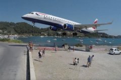英航客機震撼降落 遊客體驗危險“剃頭式”飛掠-日本空運