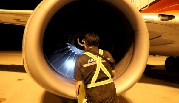 為(wei) 您“帶鹽” 鄭州機場機務的十二時辰-空運查詢