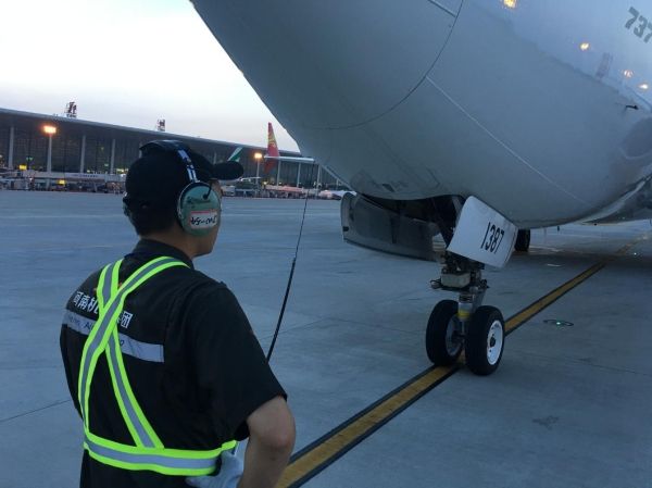 為(wei) 您“帶鹽” 鄭州機場機務的十二時辰-空運查詢