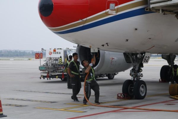 為(wei) 您“帶鹽” 鄭州機場機務的十二時辰-空運查詢