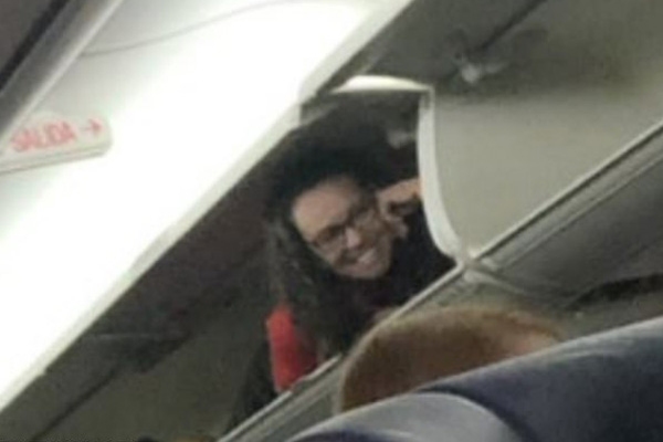 美西南航空一乘務員爬進行李架 公司稱其“幽默”