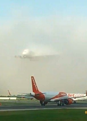 視頻：阿聯酋航空一架A380衝(chong) 破濃霧降落英國機場