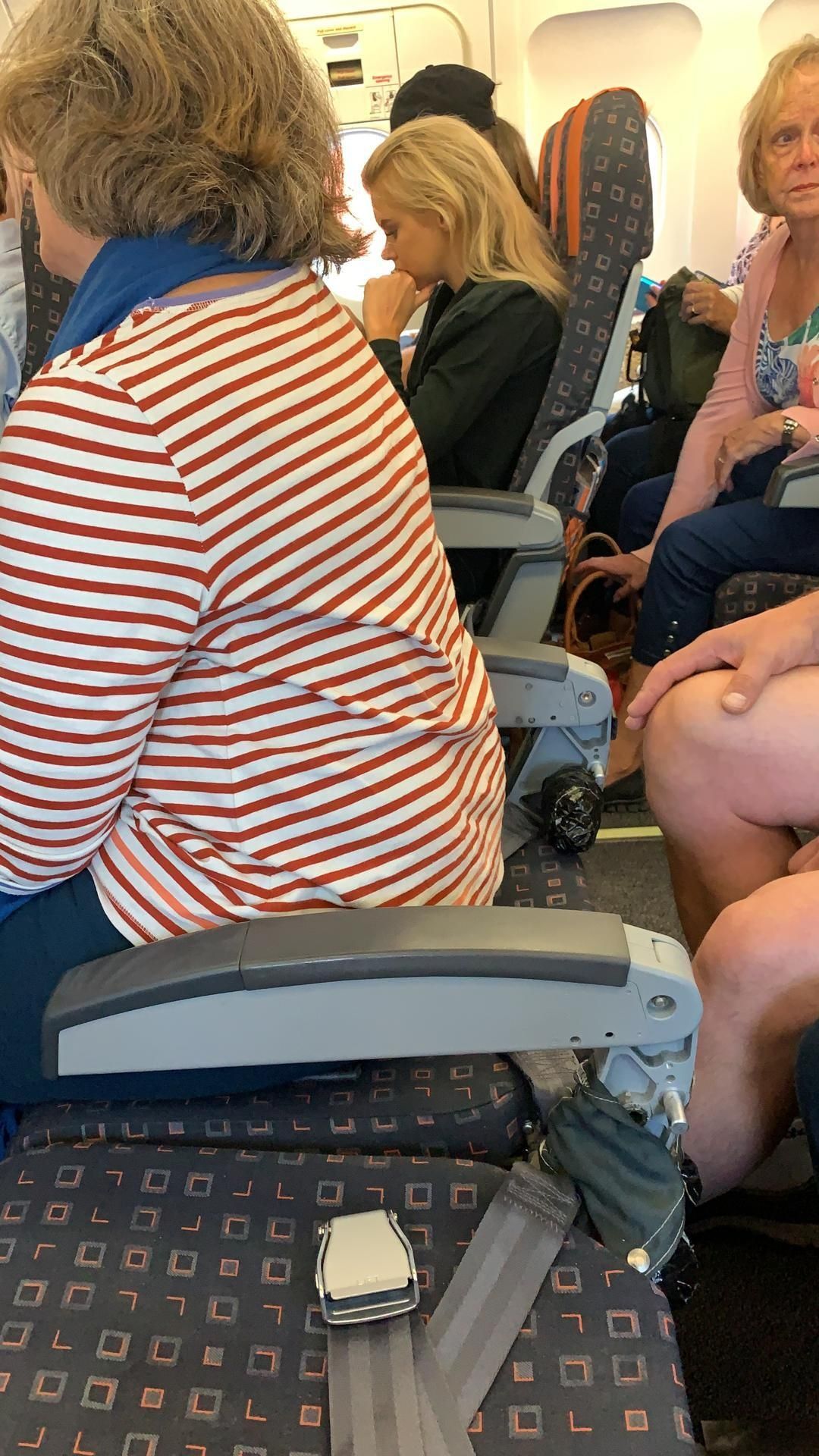 易捷航空航班上驚現無靠背座椅 還要網友刪照片-鄭州空運公司