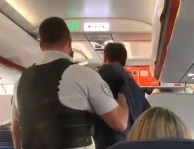 英國兩(liang) 名乘客因惡意攻擊機組人員被趕下飛機