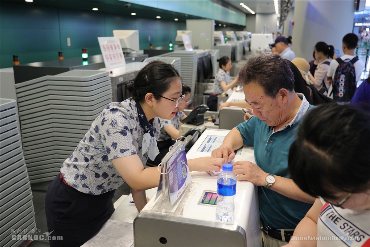 東(dong) 航地麵服務人員正在值機櫃台向旅客解釋航班情況。