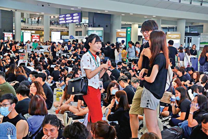 停飛暴動機長前 仍有國泰航空空姐參與(yu) 非法集會(hui) 