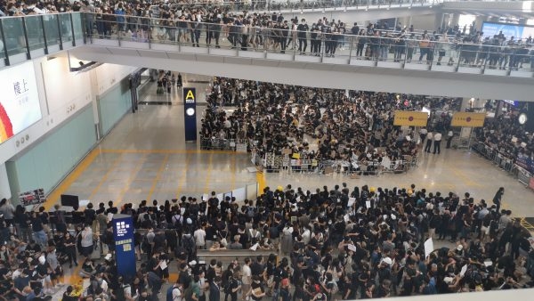 香港機場恢複辦登機手續，黑衣人揚言“再接機”