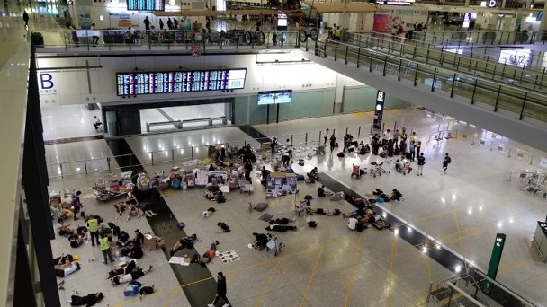 香港機場恢複辦登機手續，黑衣人揚言“再接機”-以色列的空運