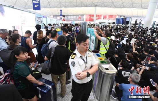香港官員：機場停運令香港付出沉重代價(jia)  確保安全才考慮重開