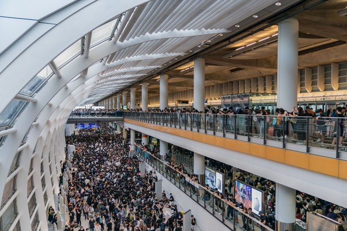 香港機場13日多個(ge) 航班取消，下午或再有非法集會(hui) 