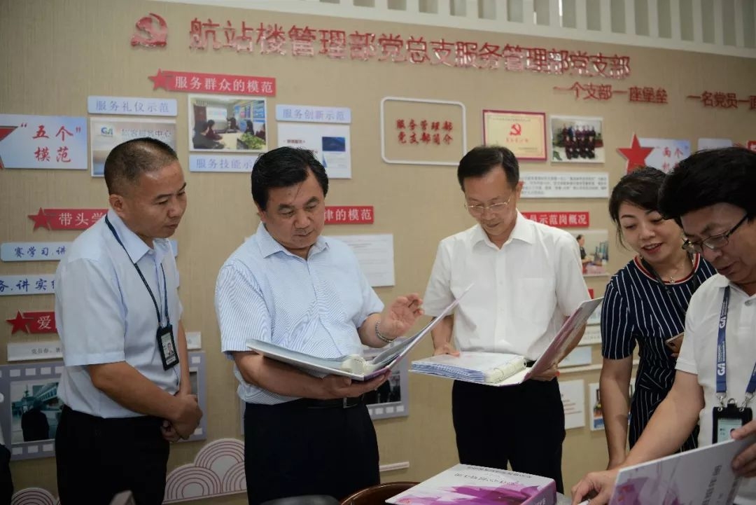 馮(feng) 正霖觀摩重慶江北機場地服“心連心”班組建設材料。 中國民航報 陸二佳攝