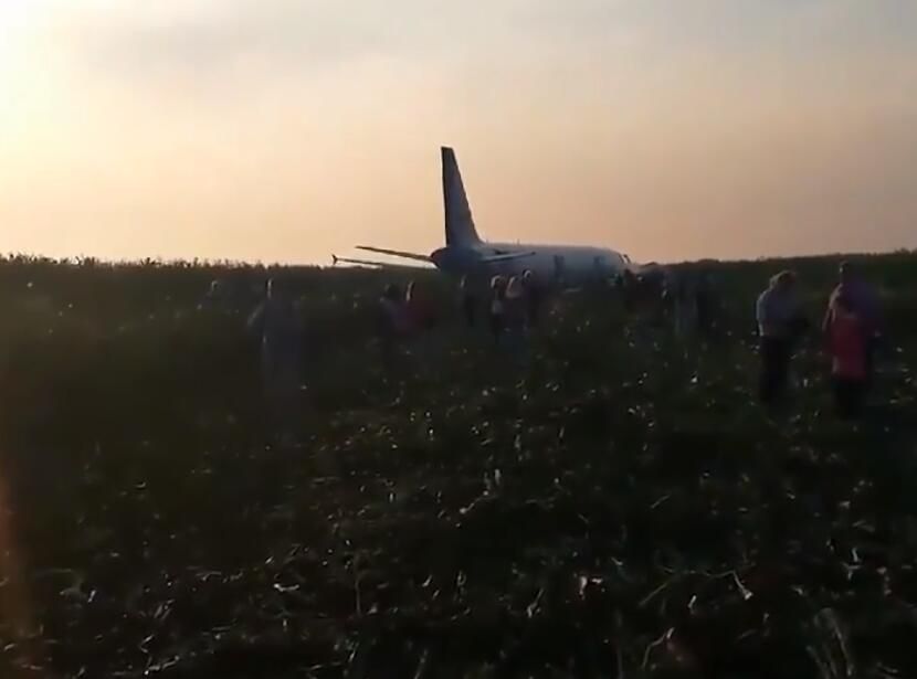 視頻|烏(wu) 拉爾航空客機雙發失效成功迫降 10多人受傷(shang) -歐洲航運代理