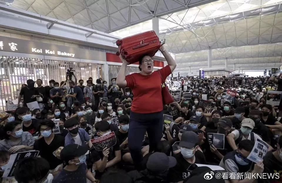 麵對香港機場滿地示威者 新加坡紅衣女子衝(chong) 了出去