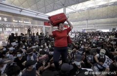 麵對香港機場滿地示威者 新加坡紅衣女子衝了出去-空運訂艙
