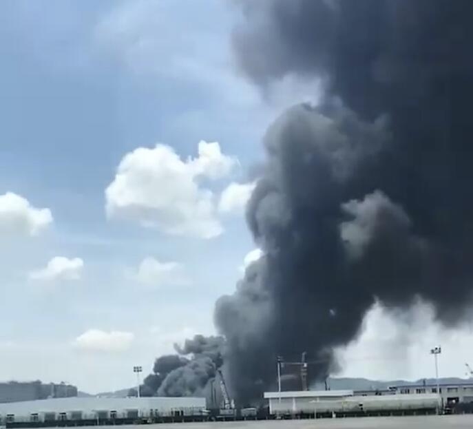 貴陽機場附近一倉(cang) 庫發生火災 對飛機起降無影響