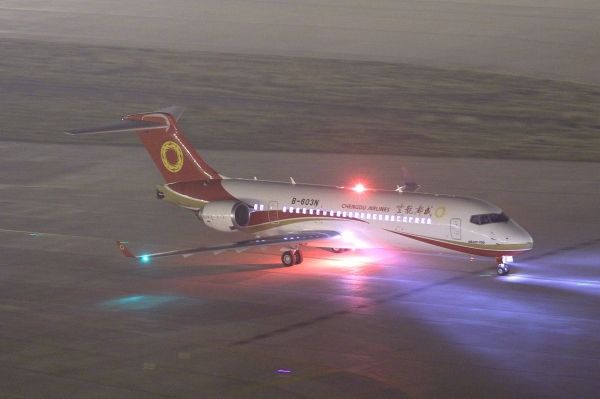 2019年8月26日21點32分，國產(chan) 飛機ARJ21成功降落在首都大興(xing) 國際機場，順利開展該機場第二階段驗證試飛工作
