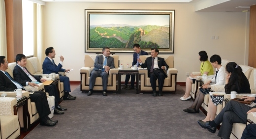 馮(feng) 正霖會(hui) 見柬埔寨民航秘書(shu) 處大臣毛哈萬(wan) 納