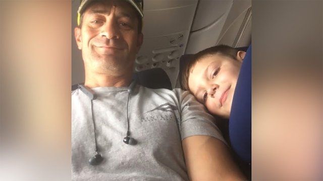 7歲自閉症男孩獨自坐飛機 遇到超暖心鄰座