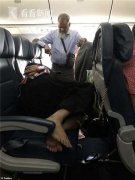 男子飛機上站6小時為讓妻子躺著？網友罵慘:自私-深圳空運價格查詢