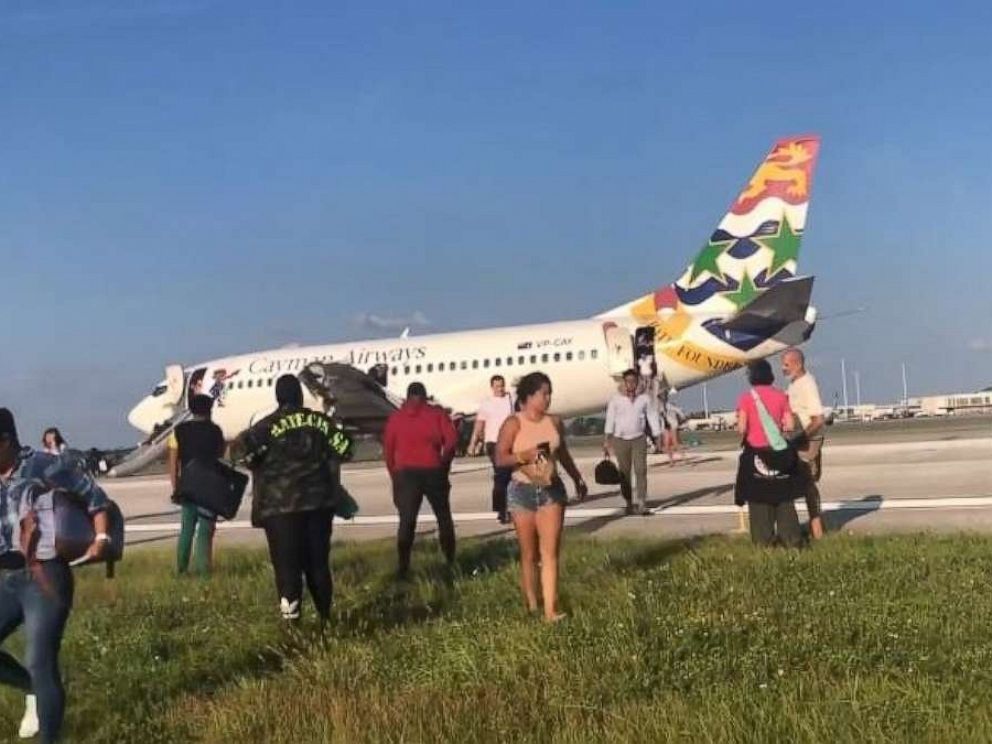 開曼航空客機貨艙冒煙 乘客通過滑梯撤離飛機