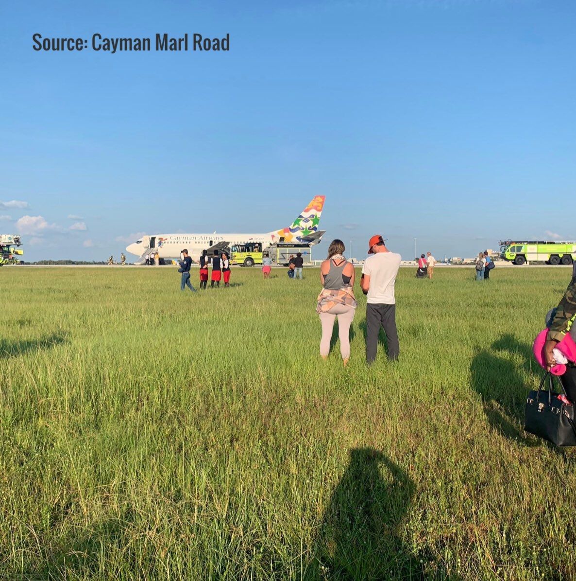 開曼航空客機貨艙冒煙 乘客通過滑梯撤離飛機-空運價(jia) 格
