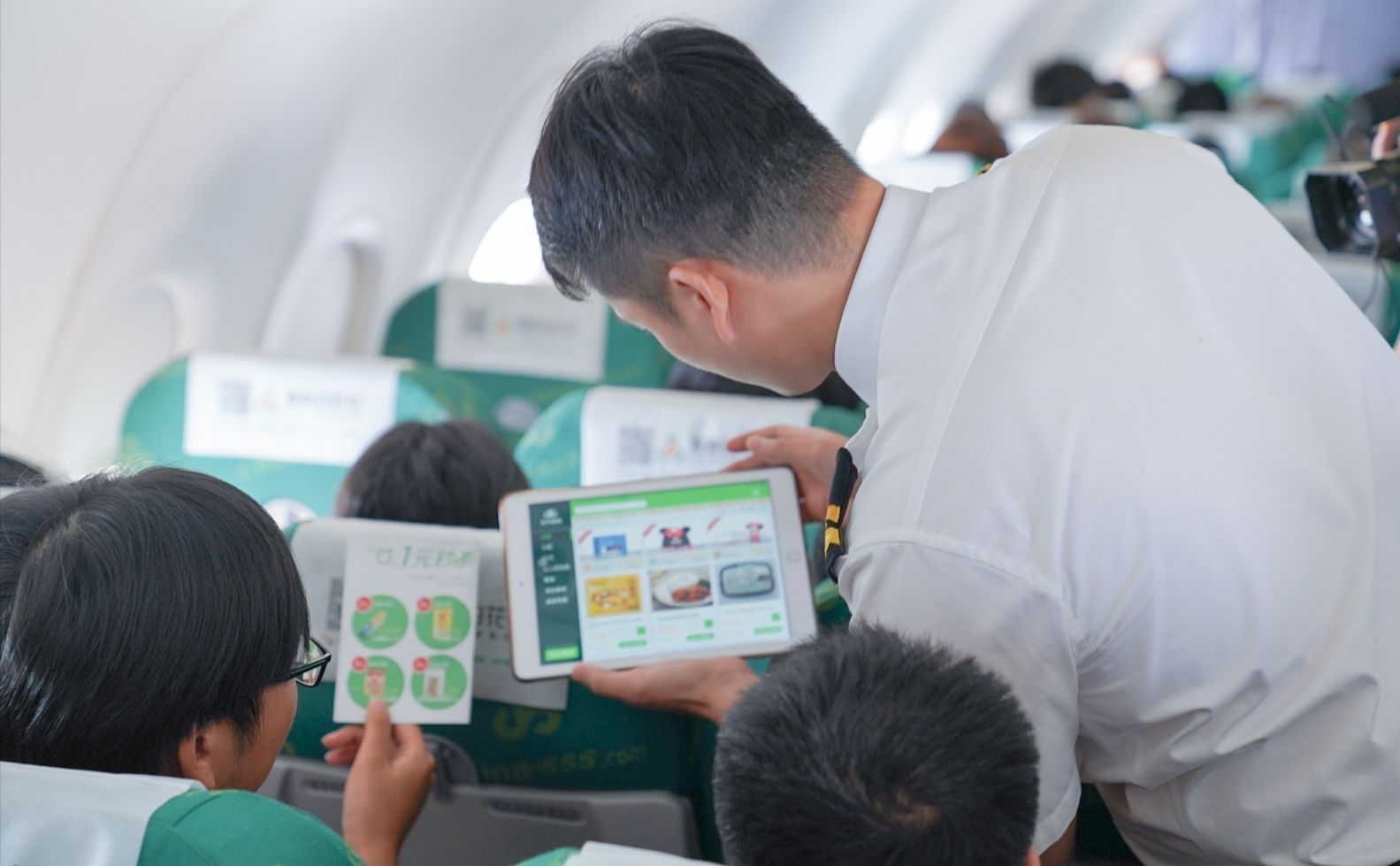 春秋航空開啟機上“無網支付”