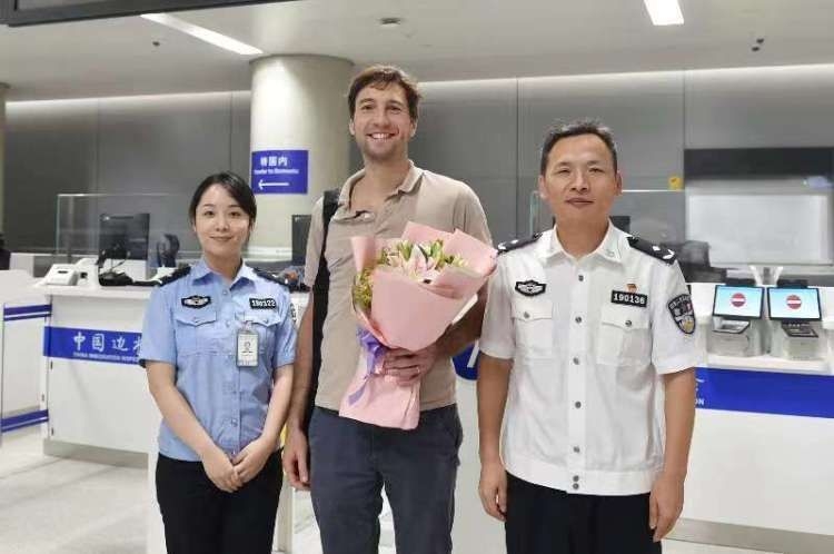 浦東(dong) 機場衛星廳迎來首批出入境中轉旅客：這樣轉機方便多了！