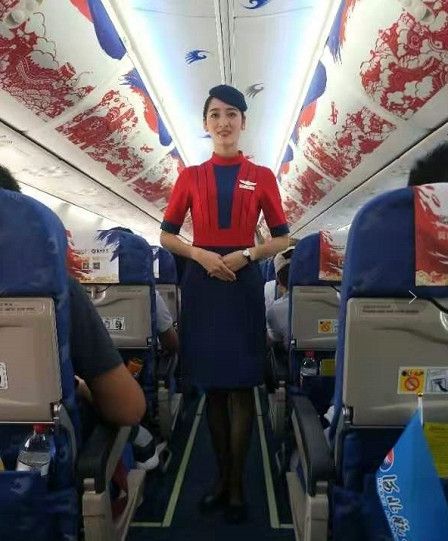 身著河北航空新款製服空乘