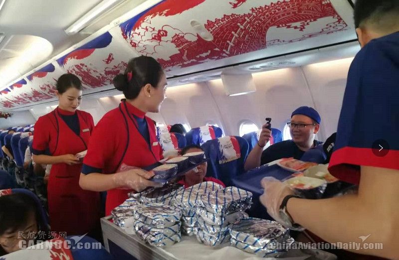 身著河北航空新款製服空乘