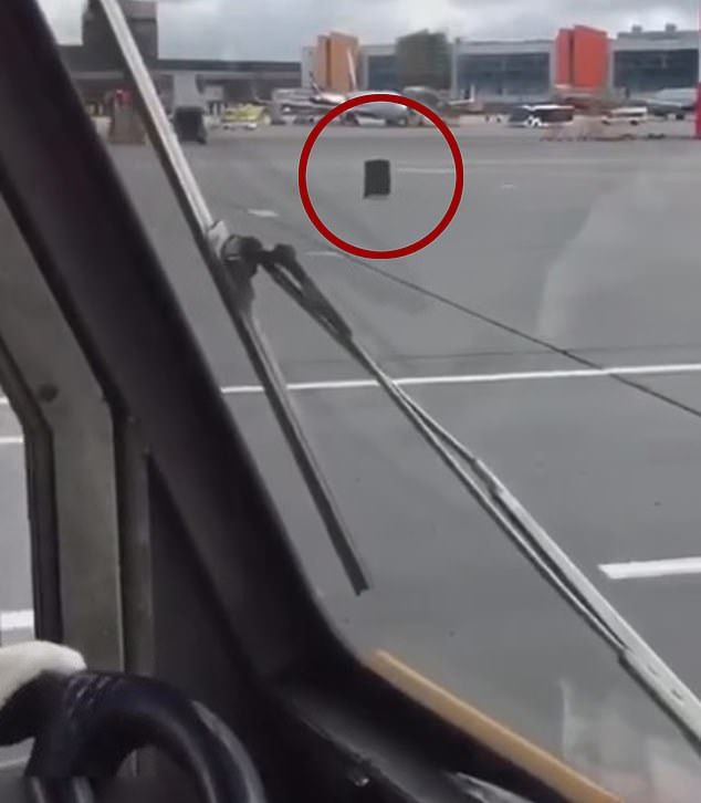 爆笑時刻！俄機場飛機跑道驚現“逃亡”行李箱