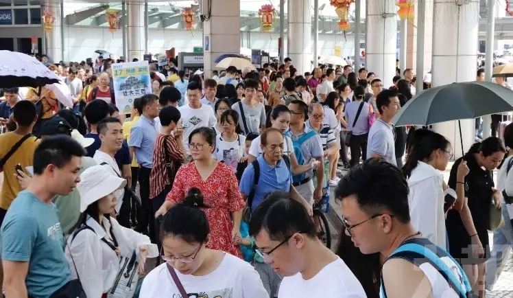 “十一”黃金周首日，香港旅遊遇冷澳門火熱-國際海運費查詢