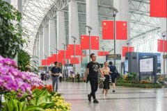 國慶首日白雲機場迎客流高峰 旅客航站樓內觀看閱兵式-廣州貨運公司