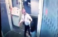 視頻：美國共和航空飛行員與同事在廊橋上鬥毆-國際快遞價格