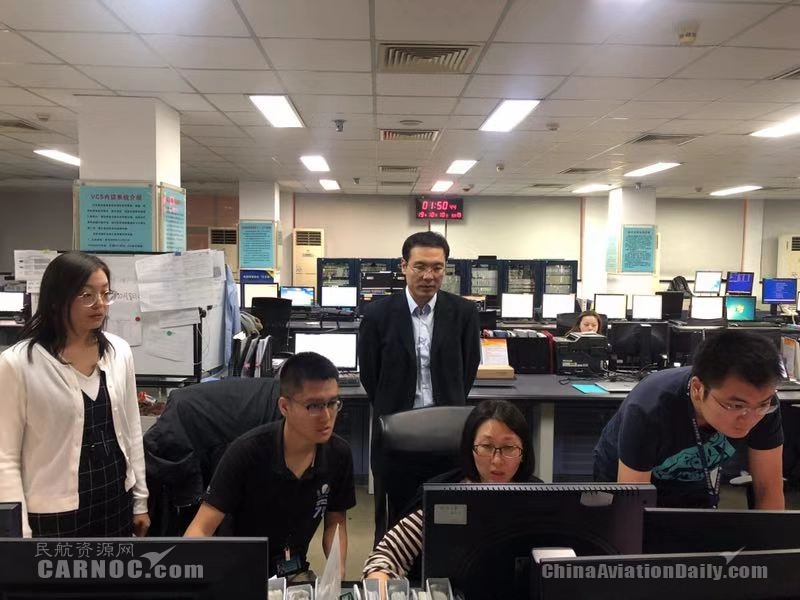 技術保障人員在淩晨對自動化係統進行重啟，重啟後係統內(nei) 航路航線全部換成新版航路航線。
華北空管供圖