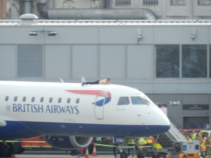 驚險！氣候變化抗議者爬上英航客機頂部 曾是殘奧會(hui) 運動員