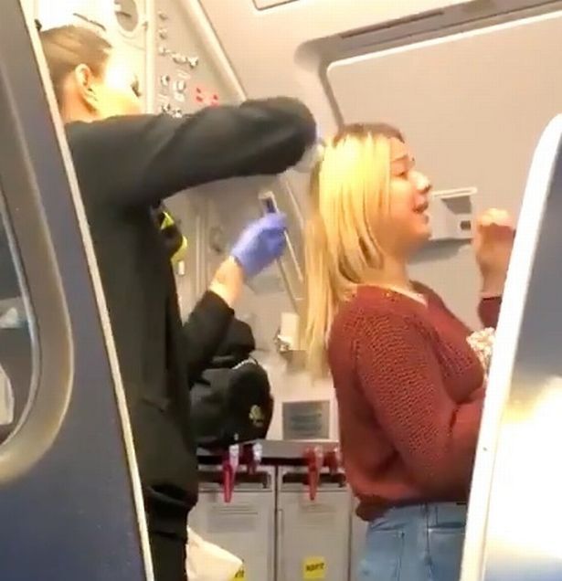 惡心！醉漢吐到乘客頭上 飛機惡臭導致延誤
