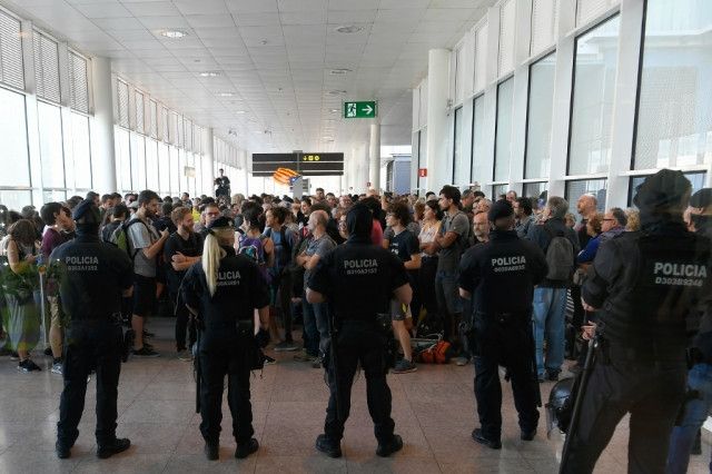 上海空運公司視頻：巴塞羅那機場爆發抗議活動 抗議人群阻塞機場