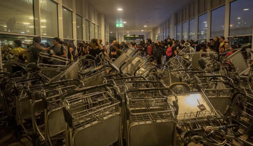 巴塞羅機場入口處被手推車阻塞 來源：美聯社/Bernat Armangue