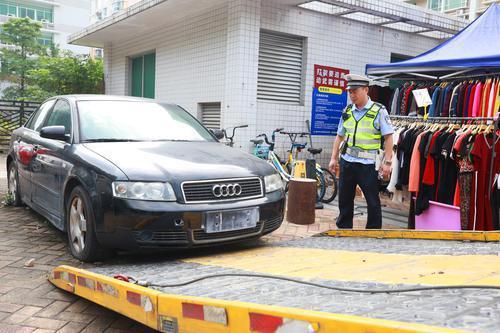 奧迪車停了兩(liang) 年沒人理聯係不上車主 警方：拖走