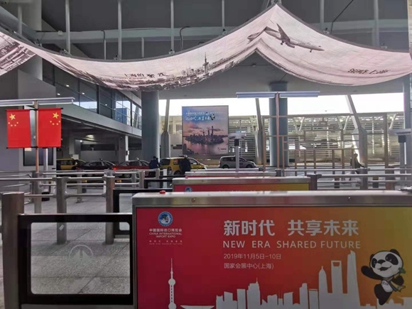 迎進博 上海浦東(dong) 機場推出62國語言智能翻譯機