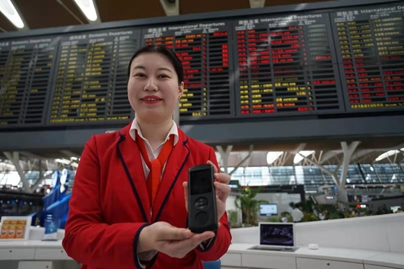 日本空運-迎進博 上海浦東(dong) 機場推出62國語言智能翻譯機