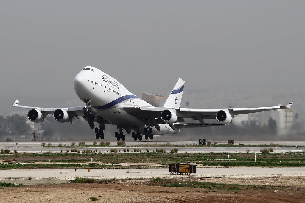 以色列航空最後的747航班：天空中繪製747飛機圖案