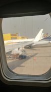 伊朗的空運價格客艙玻璃用透明膠修複？ 香料航空道歉