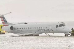烏克蘭航空-視頻：美特使航空一架E145降落時衝出跑道