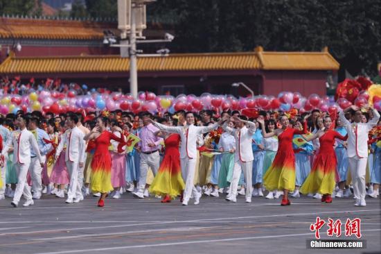 10月1日上午，慶祝中華人民共和國成立70周年大會(hui) 在北京天安門廣場隆重舉(ju) 行。圖為(wei) 群眾(zhong) 遊行。中新社記者 杜洋 攝
